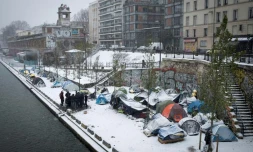 Des réfugiés afghans dans un camp improvisé à Paris le 9 février 2018