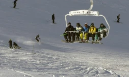 Des skieurs dans un remonte-pente, le 26 novembre 2016 Ă Val-Thorens, en Savoie