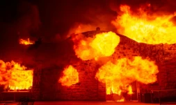 Les flammes ravagent le bùtiment principal de la Soda Rock Winery, propriété viticole de Healdsburg (Californie)