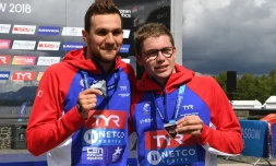 Les Français Axel Reymond et Logan Fontaine, médailles d'argent et de bronze du 5 km en eau libre aux Championnats d'Europe, à Glasgow, le 8 août 2018