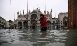 La basilique Saint-Marc sur une place inondée à Venise le 13 novembre 2019