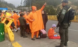 Des prisonniers colombiens attendent leur expulsion près du pont international de Rumichacha, en Equateur, le 26 juillet 2025