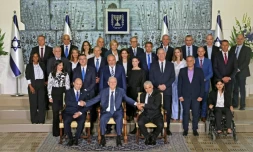 Le nouveau gouvernement israélien avec le président Reuvin Rivlin (c), le Premier ministre Naftali Bennett (g) et le ministre des Affaires étrangères Yaïr Lapid (d), à Jérusalem le 14 juin 2021