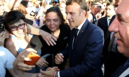 Emmanuel Macron s'offre un bain de foule vendredi 19 juillet 2019 à Pau à l'occasion de l'arrivée d'une étape du Tour de France