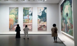 Des personnes regardent des tableaux de Pierre Bonnard lors de la visite de presse de l'exposition de la collection Morozov, le 15 septembre 2021