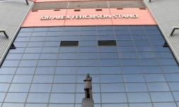 Une statue en l'honneur d'Alex Ferguson devant l'entrée de la tribune à son nom à Old Trafford, le 6 mai 2018 à Manchester
