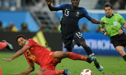 Le milieu de terrain français N'Golo Kanté (d) taclé par le Belge Moussa Dembélé en demi-finale du Mondial, le 10 juillet 2018 à Saint-Pétersbourg