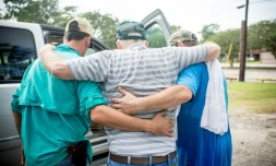 Un septuagénaire aidé par des équipes de secours après le passage de l'ouragan Harvey à Orange (Texas), le 31 août 2017 