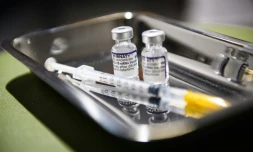Face au scénario "fortement probable" d'une reprise prochaine de la circulation du Covid-19 en France, les autorités sanitaires recommandent un nouveau rappel de vaccin à l'automne pour toutes les personnes à risque