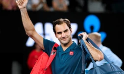 Le Suisse Roger Federer salue les supporters après sa victoire face à l'Américain Taylor Fritz au 3e tour de l'Open d'Australie, le 18 janvier 2019 à Melbourne
