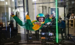 Marian Dolik, 13 ans, qui souffre d'une paralysie cérébrale, en pleine apesanteur dans un simulateur de chute libre à Moscou, le 23 avril 2021