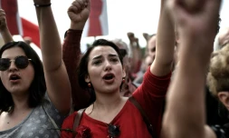 Des membres du syndicat communiste grec (PAME), manifestent à Athènes lors des célébrations du 1er mai 2017