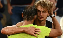 Rafael Nadal et Alexander Zverev, au moment de l'abandon du second sur blessure, en demi-finale de Roland-Garros, le 3 juin 2022 à Paris