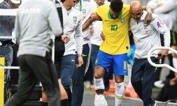 L'attaquant brésilien Neymar quitte le terrain après s'être blessé à une cheville lors du match amical Brésil-Qatar, le 5 juin 2019 à Brasilia