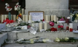 Fleurs et bougies déposées le 26 juillet 2016 devant la mairie de Saint-Etienne-du-Rouvray  en hommage au père Jacques Hammel égorgé dans son église