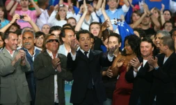 Autour de Nicolas Sarkozy (c), en meeting le 29 avril 2007 à Paris, (GàD) l'ex-champion de tennis Mansour Barami, les chanteurs Gilbert Montagné, Miss Dominique, Enrico Macias et Faudel 