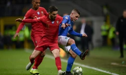 Le milieu de terrain italien Marco Verratti, aux prises avec son homologue portugais Bernardo Silva, lors de leur match de Ligue des nations, le 17 novembre 2018 au Stade San Siro Ă Milan