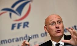 Le président de la Fédération française de rugby Bernard Laporte en conférence de presse, le 6 mai 2017 à Dubaï