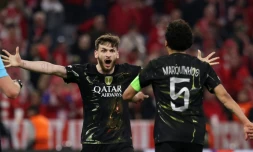 L'attaquant du PSG Khvicha Kvaratskhelia (G) face au capitaine Marquinhos lors de la qualification pour la finale de la Ligue des champions aux dépens du Bayern Munich, le 6 mai 2026 à l'Allianz Arena