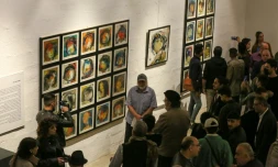 Les visiteurs assistent au vernissage d'une exposition de l'artiste plasticien Riyadh Ghenea, Ă Bagdad, le 26 novembre 2021