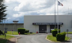Un accĂšs de la maison centrale de Saint-Maur (Indre) oĂč le faux mĂ©decin Jean-Claude Romand a Ă©tĂ© incarcĂ©rĂ©, le 25 avril 2019