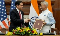 Le secrétaire d'État américain Marco Rubio (g) et le ministre indien des Affaires étrangères Subrahmanyam Jaishankar se serrent la main après la signature d'un protocole d'accord à New Delhi, le 26 mai 2026
