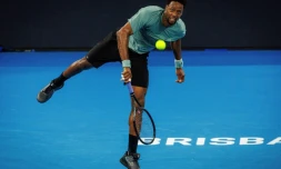 Gaël Monfils au service lors de son dernier contre le Serbe Novak Djokovic, au tournoi ATP 250 de Brisbane, le 2 janvier 2025
