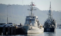 Des navires de la marine indonésienne à la base navale de Banyuwangi, le 24 avril 2021, alors que les recherches se poursuivent pour retrouver le sous-marin KRI Nanggala disparu au large de Bali
