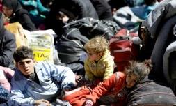Des Syriens qui ont fui un secteur rebelle de la Ghouta orientale sont regroupés dans une école à Adra, dans une zone tenue par le gouvernement au nord-est de Damas, le 16 mars 2018

Syrian civilians, evacuated from rebel-held areas in the Eastern Ghouta, gather at a school in the regime-controlled Adra district, on the northeastern outskirts of the capital Damascus on March 16, 2018.On the edge of Ghouta, a sprawling semi-rural area within mortar range of central Damascus, hundreds of civilians were still streaming out of destroyed towns, carrying scant belongings in bags and bundles.