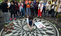 Des fans de John Lennon réunis le 9 octobre 2015 à New York, au mémorial Strawberry Field, en bordure de Central Park, dédié au musicien assassiné en 1980