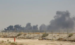 AprÚs une attaque de drones, de la fumée s'élÚve au-dessus du site pétrolier d'Abqaiq du géant saoudien Aramco, à 60 km au sud-ouest de Dahran, dans l'est de l'Arabie saoudite, le 14 septembre 2019