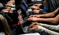 Des étudiants de l'Université catholique de Lyon utilisent des ordinateurs pendant lerus cours, le 18 septembre 2015
