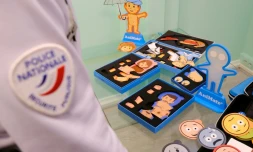 Un officier de police présente à la presse le matériel "d'enquête" utilisé lors de l'audition de jeunes enfants dans la nouvelle salle d'audition des mineurs, le 16 octobre 2019, au commissariat central de Marseille