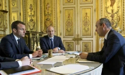 Emmanuel Macron, accompagné de son conseiller social Pierre-André Imbert (c), lors d'une réunion avec le secrétaire général de la CFDT, Laurent Berger, à l'Élysée, le 23 mai 2017