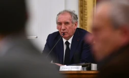 Le nouveau Premier ministre français et maire de Pau François Bayrou s'adresse au public lors du conseil municipal à l'hôtel de ville de Pau, dans le sud-ouest de la France, le 16 décembre 2024