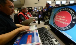 Illustration de professionnels au centre de gestion des urgences de Los Angeles, en Californie, lors
de la simulation d'un tremblement de terre en mars 2013