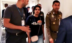 Photo fournie par les services de l'immigration thaïlandaise le 7 janvier 2019 montrant la jeune Saoudienne Rahaf Mohammed al-Qanun à l'aéroport international de Bangkok