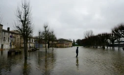 Un homme traverse une place inondée à Saintes (Charente-Maritime), le 6 février 2021