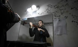 Un musicien de la Latin Vox Machine répète en coulisses avant d'entrer en scène pour le premier concert de l'ensemble, le 9 octobre 2018 à Buenos Aires