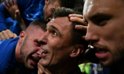 Photo prise par un photograpghe de l'AFP qui s'est retrouvé enseveli sous les joueurs croates, en pleine célébration du but de la victoire marqué par Mario Mandzukic face à l'Angleterre, le 11 juillet 2018 à Moscou