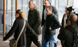 Des familles de passagers du vol d'EgyptAir à leur arrivée à l'aéroport le 19 mai 2016 à Roissy