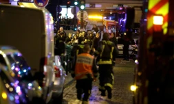 Les pompiers interviennent après les attentats dans le 10e arrondissement de Paris, le 13 novembre 2015