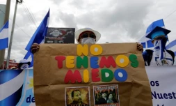 Une femme porte une pancarte marquée du slogan "no tenemos miedo" (nous n'avons pas peur) lors d'une manifestation contre le président du Nicaragua Daniel Ortega, le 31 juillet à Managua