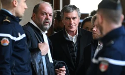 L'ancien ministre du Budget Jérôme Cahuzac (D), au côté de son avocat Eric Dupond-Moretti, au tribunal à Paris, le 12 février 2018 