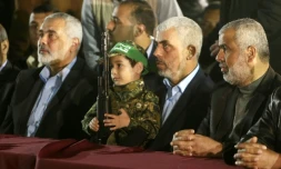 Ismaïl Haniyeh (g) à Gaza, le 27 mars 2017