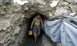 Un mineur sort d'une mine d'émeraude dans la vallée de Mikeni, dans le Panchir afghan, le 12 janvier 2022