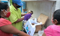 Des habitants de la communauté maya de Pomuch nettoient les os de leurs morts, le 19 octobre 2021 au Mexique