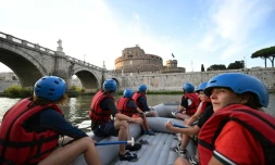 Des personnes naviguent en canot pneumatique sur le Tibre, passant devant le château Saint-Ange, sur un tronçon du fleuve situé entièrement dans la zone urbaine du centre de Rome, le 14 août 2026