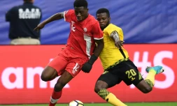 Le jeune prodige canadien Alphonso Davies (g) contre la Jamaïque en quart de finale de la Gold Cup (zone CONCACAF), le 20 juillet 2017 à Glendale en Arizona 