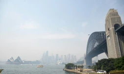 La ville de Sydney dans un brouillard de fumée des feux de forêts, le 19 décembre 2019 en Australie